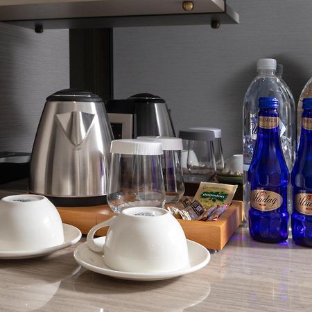 Bentley Hotel Old City-Special Class Stambuł Zewnętrze zdjęcie Bottled water in a hotel room