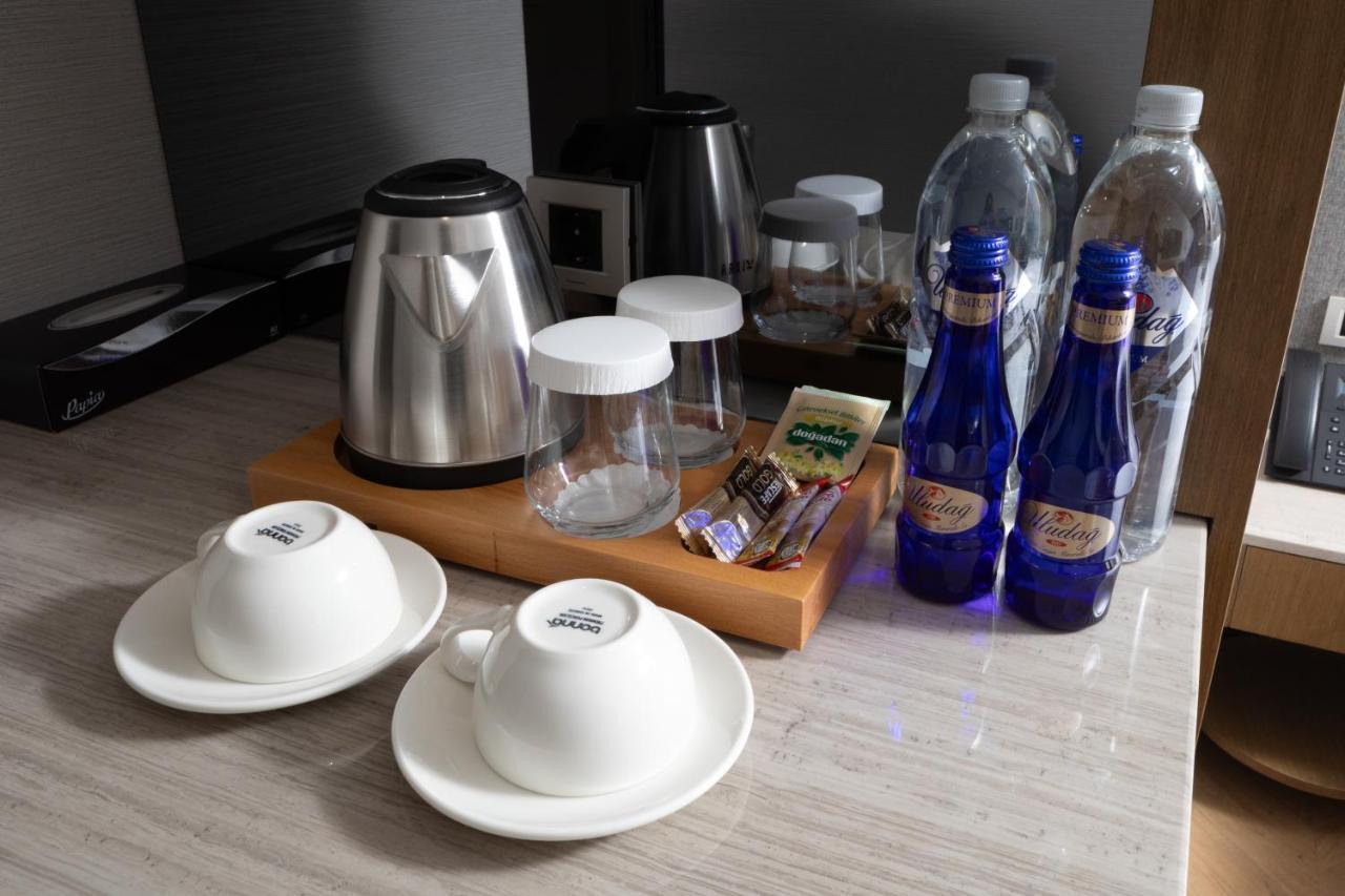 Bentley Hotel Old City-Special Class Stambuł Zewnętrze zdjęcie Bottled water in a hotel room