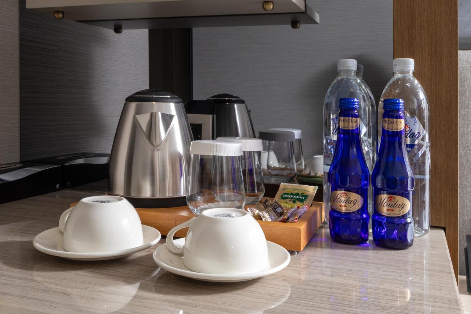 Bentley Hotel Old City-Special Class Stambuł Zewnętrze zdjęcie Bottled water in a hotel room